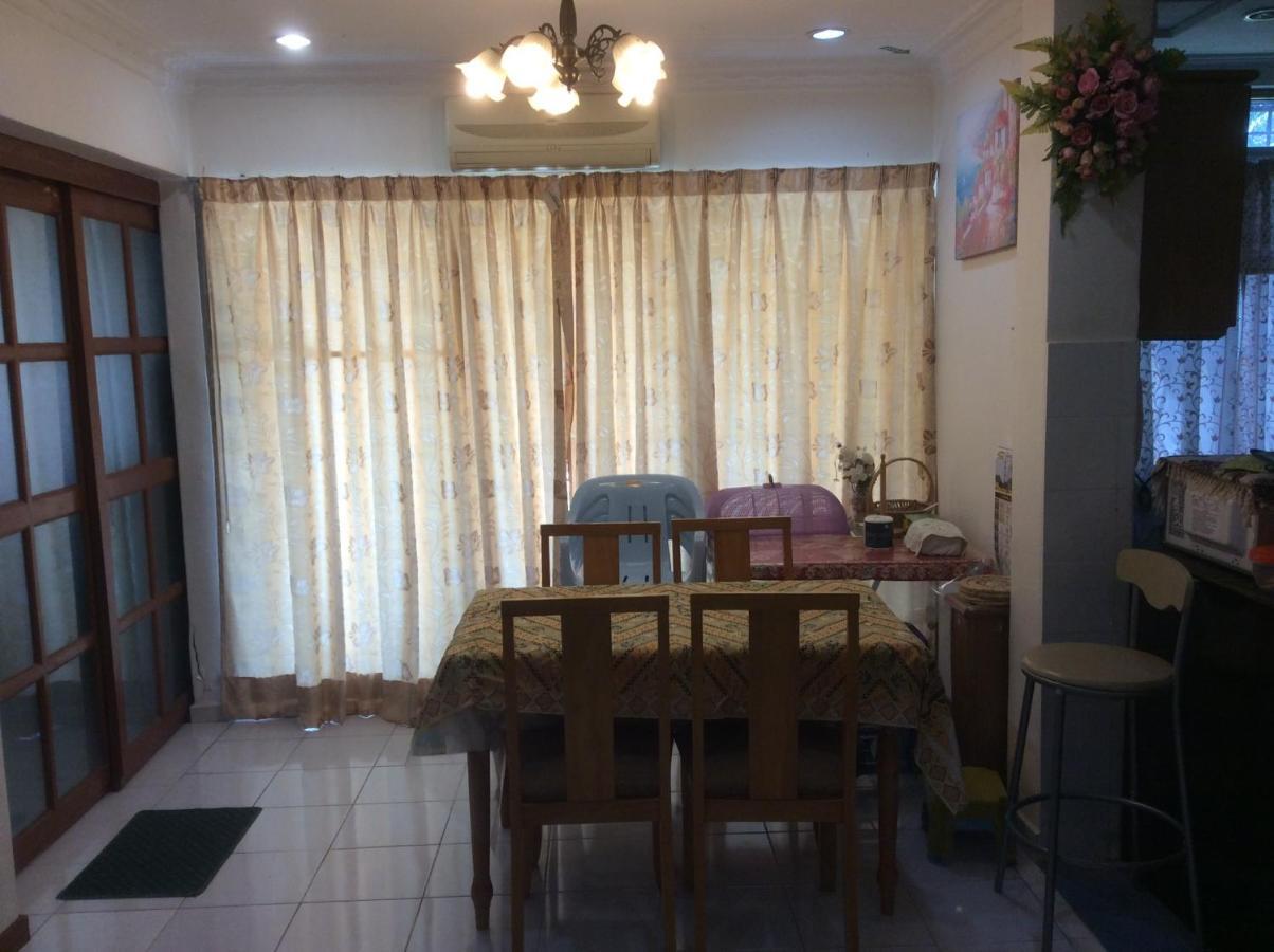 Homestay Dayani Musleem Порт-Диксон Экстерьер фото